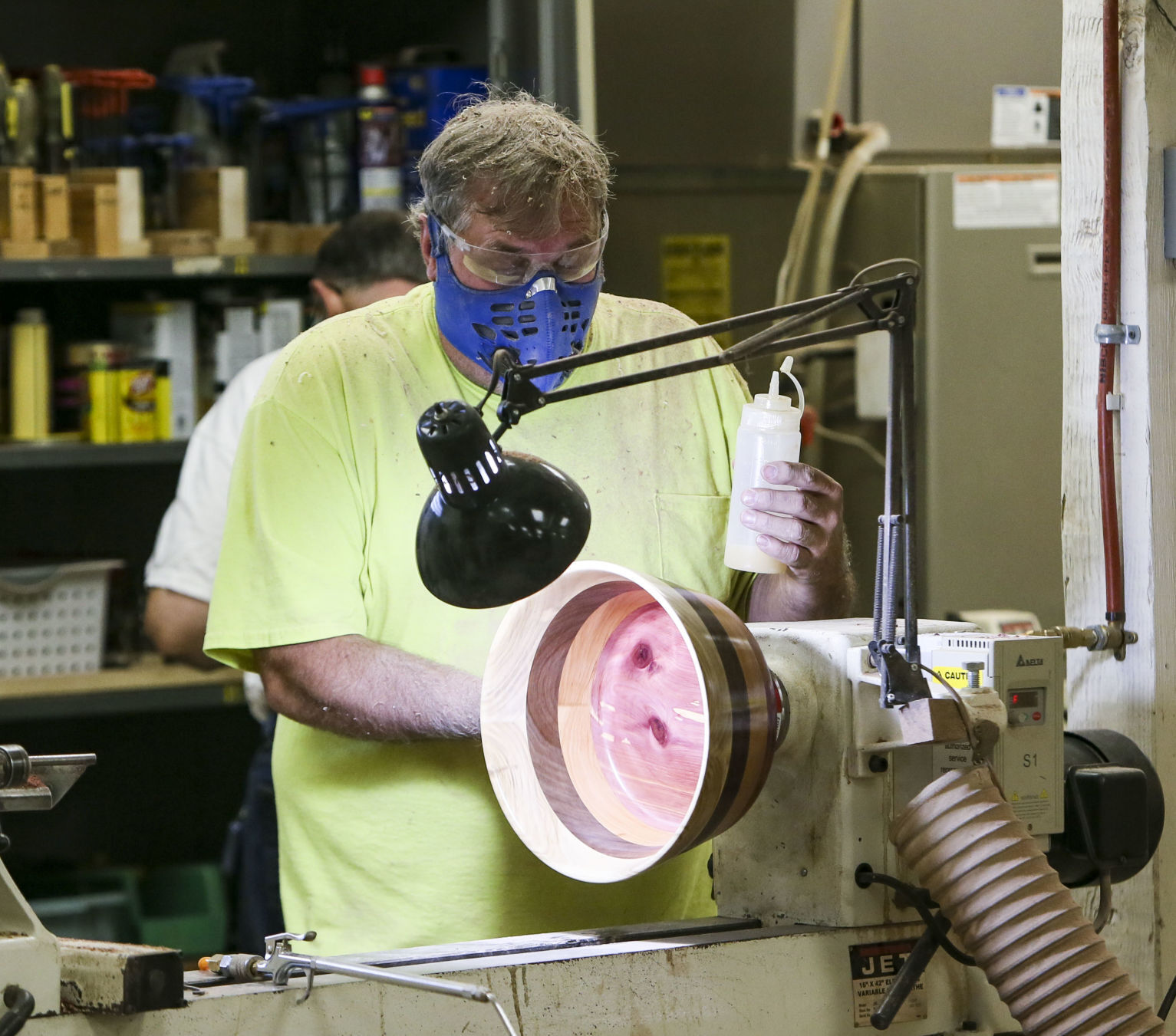 071221-qc-nws-woodturners-01.JPG